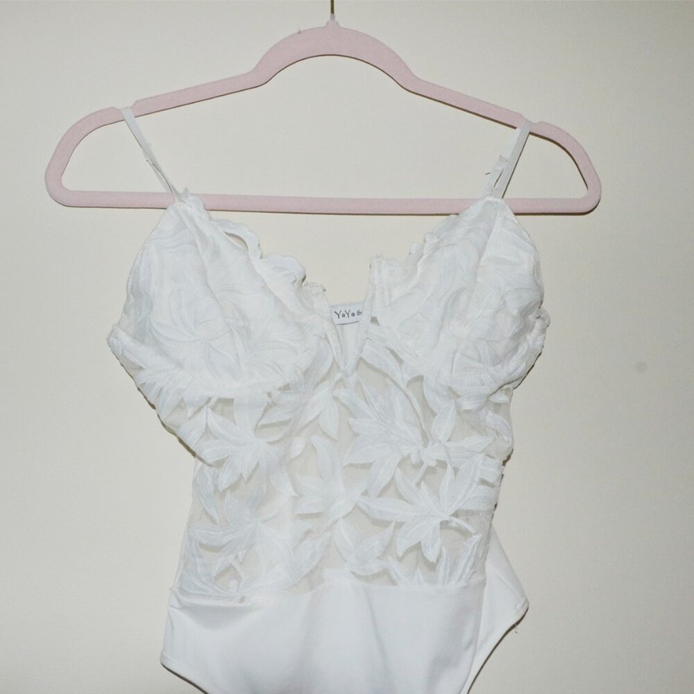 WHITE LACE BODY SUIT